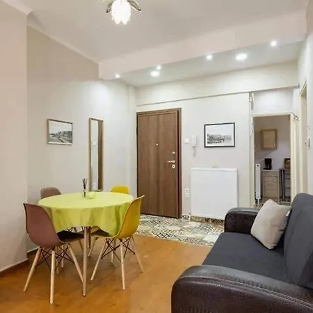 Private Pristine Balcony Home- Heart Of The Center アパート テッサロニキ