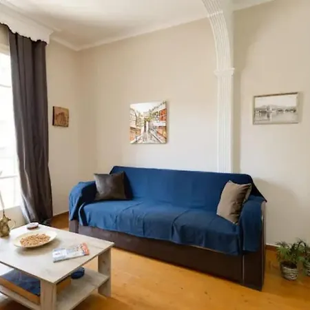 Private Pristine Balcony Home- Heart Of The Center アパート