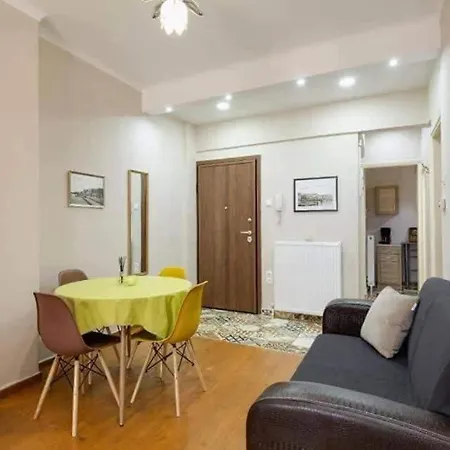 Private Pristine Balcony Home- Heart Of The Center アパート テッサロニキ