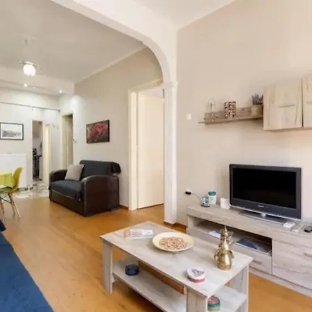 Private Pristine Balcony Home- Heart Of The Center アパート テッサロニキ